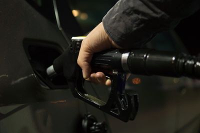 les prix à la pompe continuent d’augmenter en raison de l’envolée des cours du pétrole brut.